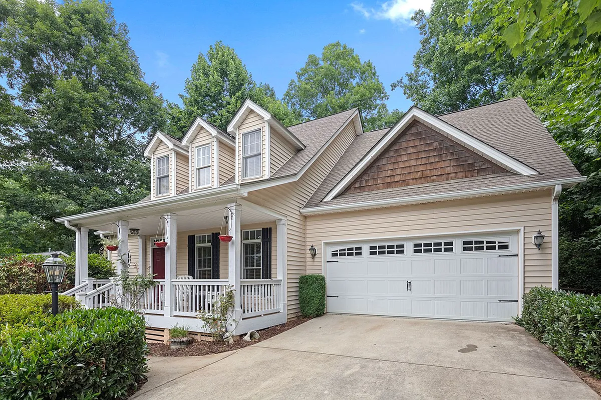 Building Photo - 6 Winding Oak Dr