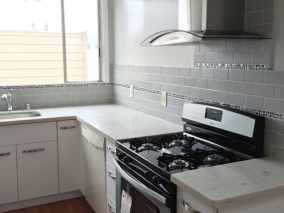 Kitchen - range hood view