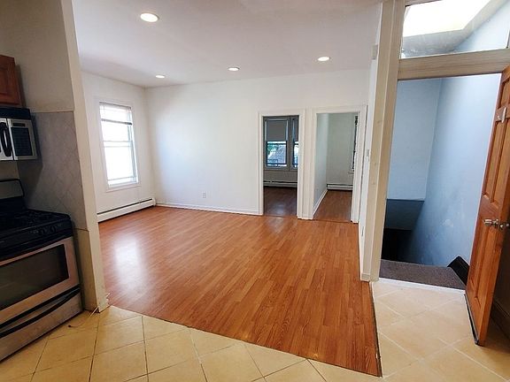 5th image of 24-20 Crescent St #3A