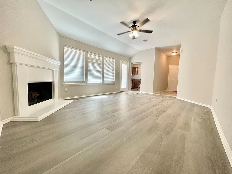 5723 Wandering Creek Dr — Photo 3