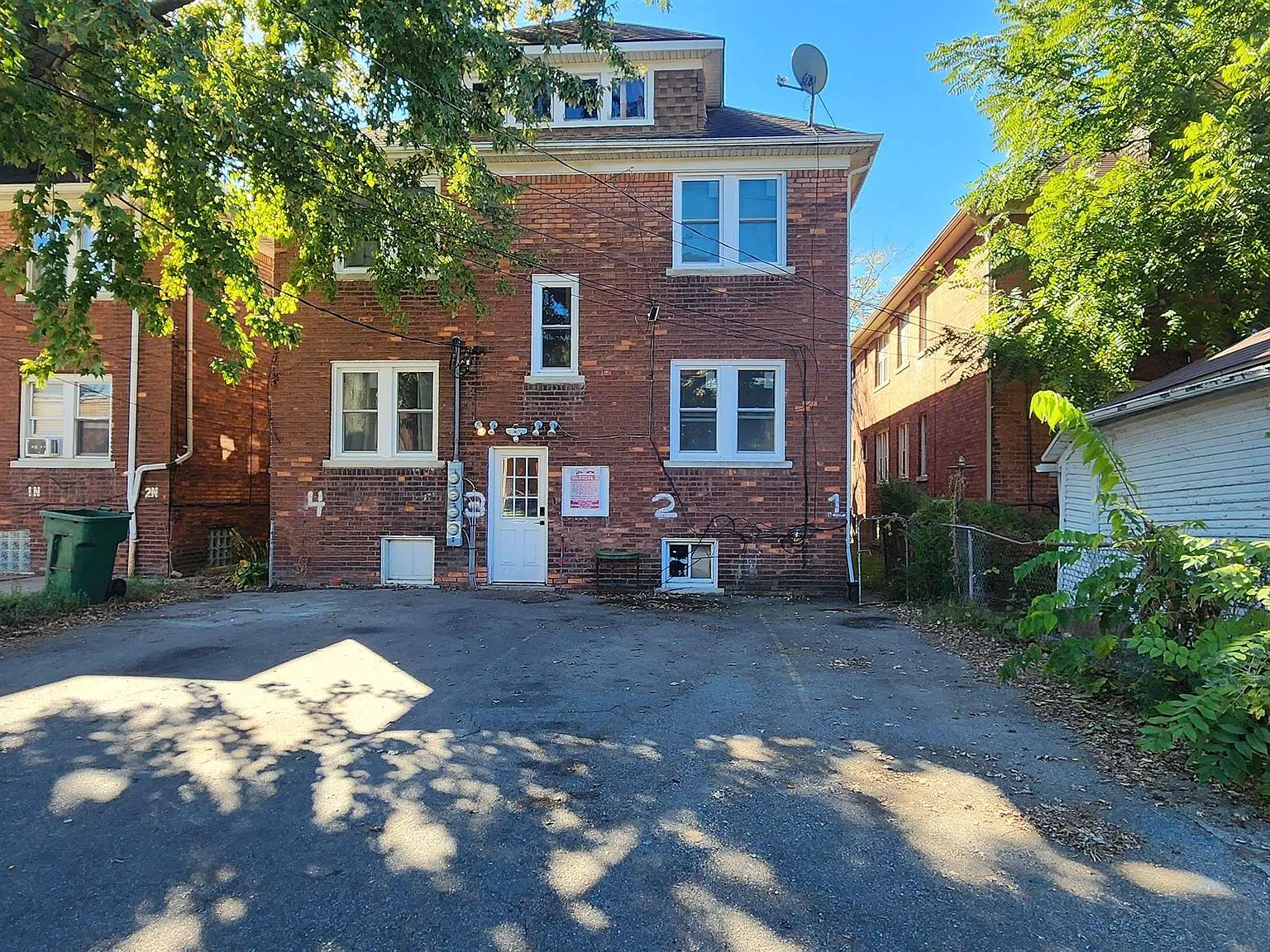 2 bed, 1.0 bath, 950 sqft, $1,300 — Photo 2
