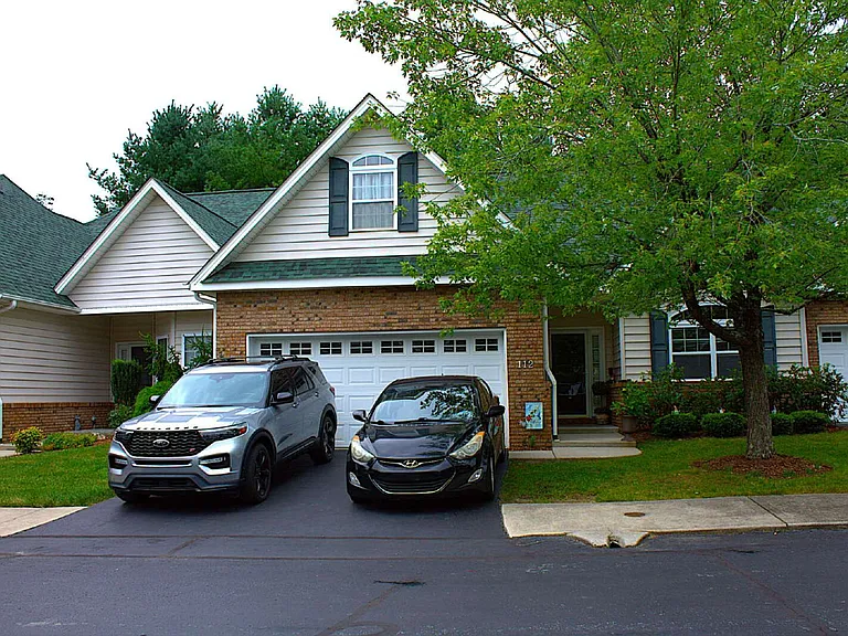 112 Victoria Park Dr — Photo 1