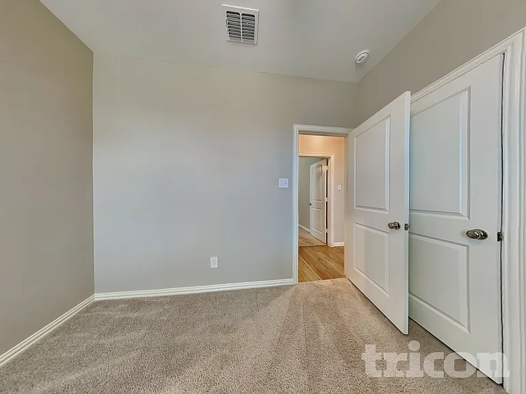 2106 Silver Charm Ln — Photo 12