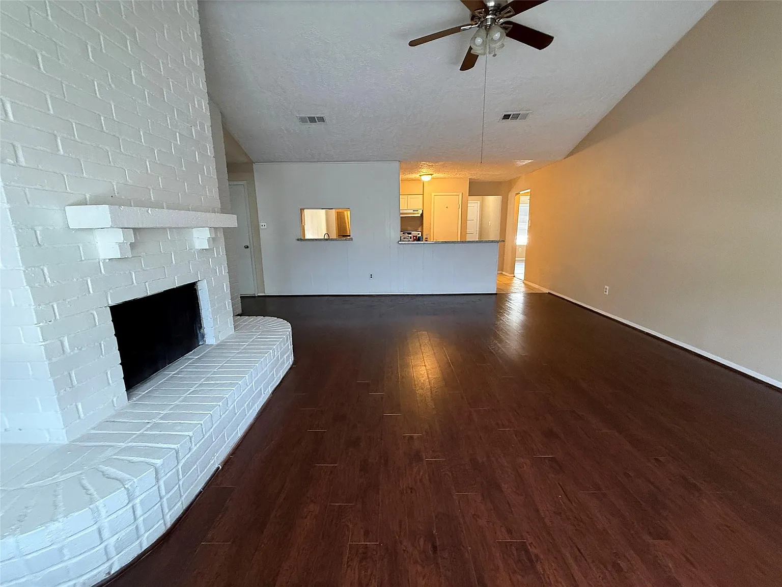 3 bed, 2.0 bath, 1584 sqft, $1,695 — Photo 2