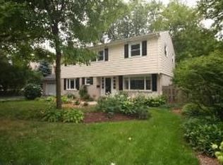 290 Lorraine Rd, Glen Ellyn, IL 60137