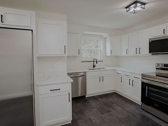 3rd image of 128 N Jefferson St