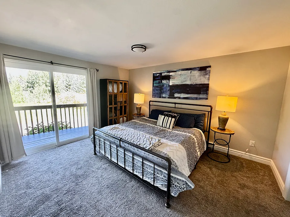 Primary bedroom (floor 2)