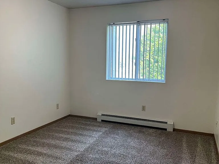 Dakota E & W Apartments — Photo 33