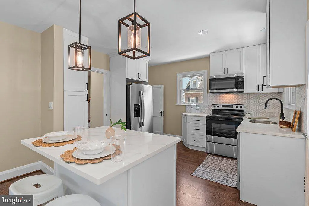 3 bed, 1293 sqft, $2,795 — Photo 1