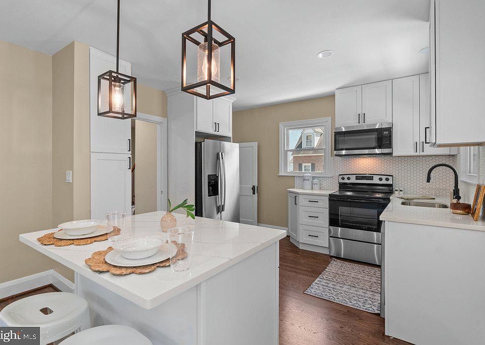 1st image of 3027 Lavender Ave