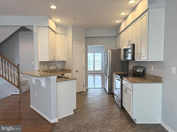 4th image of 2911 Lomond Pl