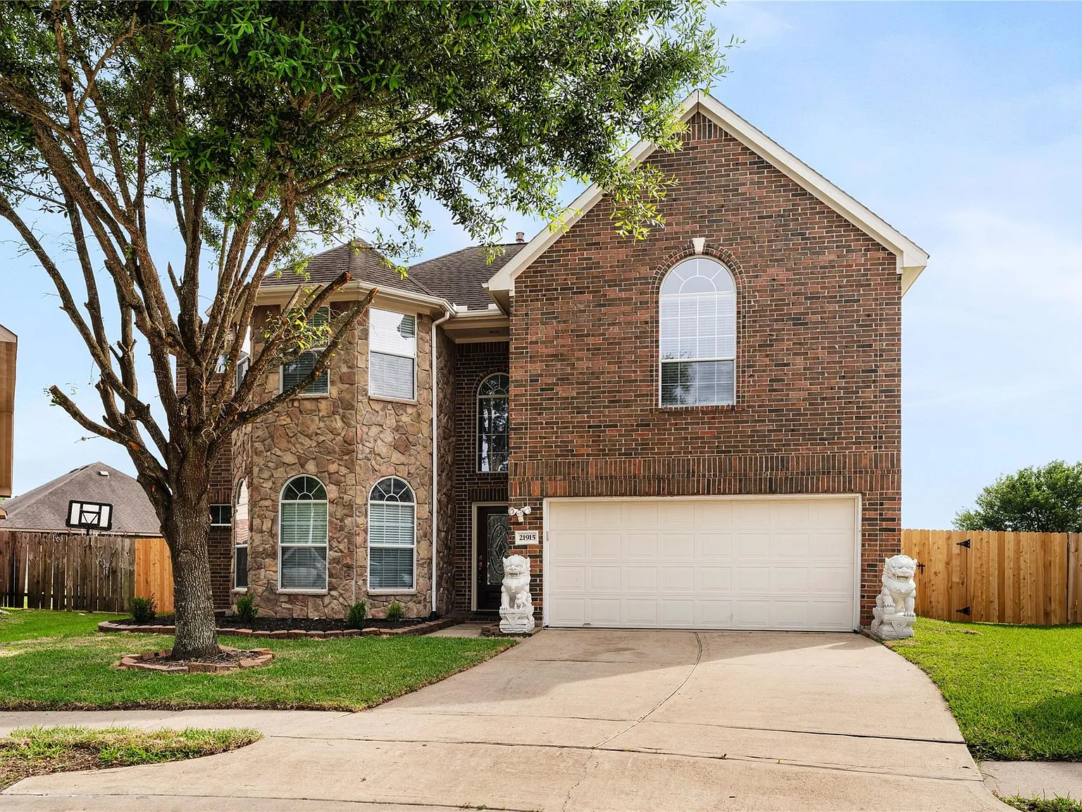 5 bed, 3.5 bath, 3050 sqft, $2,600 — Photo 2