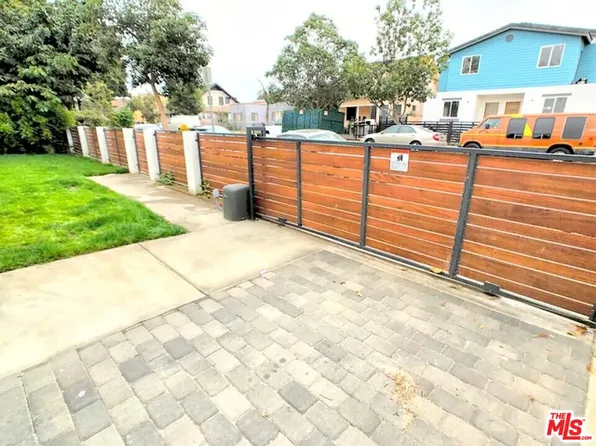 1121 W 39th Pl, Los Angeles, CA 90037