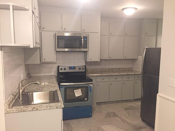 L Shape  eat in kitchen - Food prep side