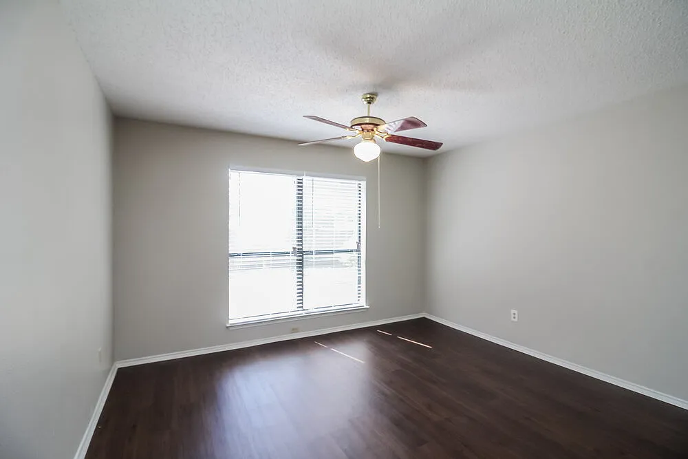 4 bed, 2.5 bath, 1982 sqft, $2,350 — Photo 2