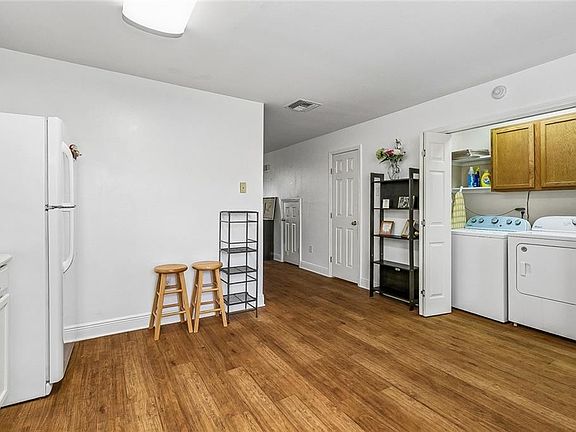 3rd image of 509 Deckbar Ave