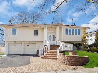 10 Chestnut Dr, Plainview, NY 11803