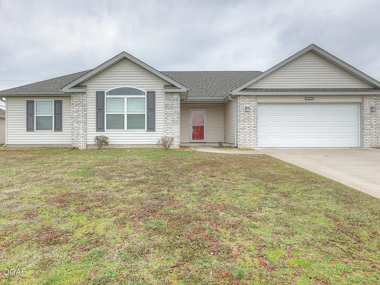 1233 Montana Pl — Photo 2