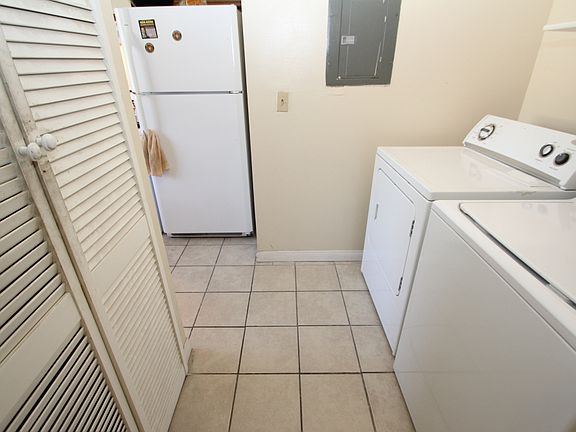 3rd image of 20920 Community St