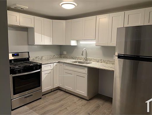 5th image of 3141 W Madison St #301
