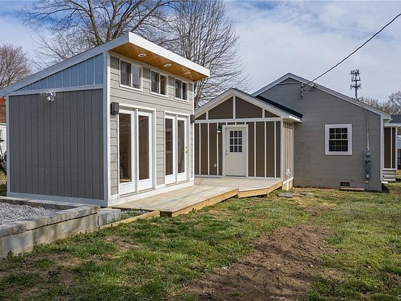 3rd image of 902 N 38th St