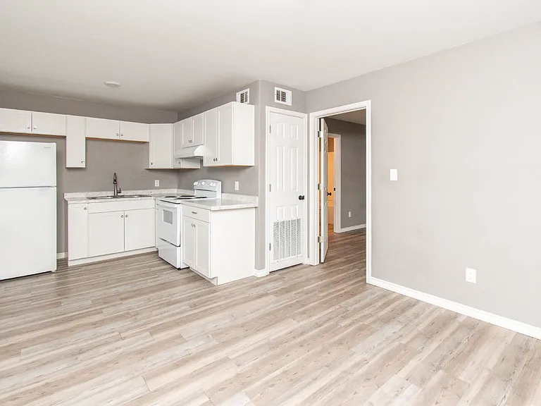 501 Root Ave #4 — Photo 2