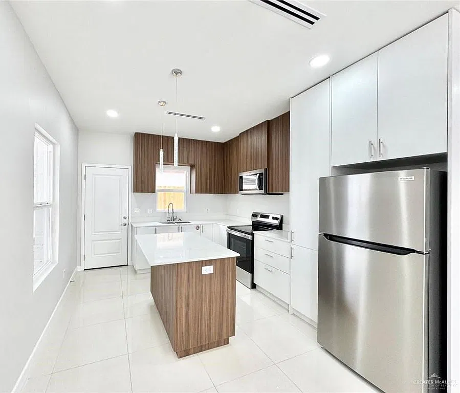 3 bed, 2.0 bath, 779 sqft, $1,275 — Photo 2