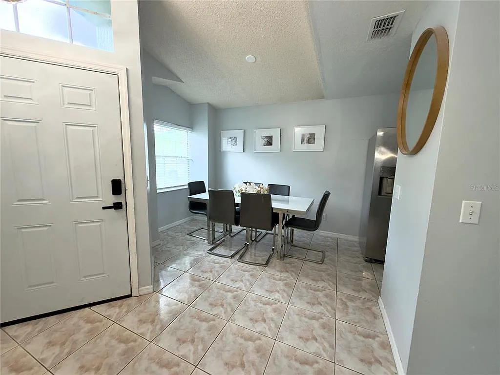 4 bed, 2.5 bath, 1618 sqft, $2,750 — Photo 4