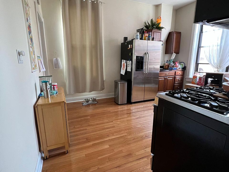 1st image of 958 N Hoyne Ave #2R