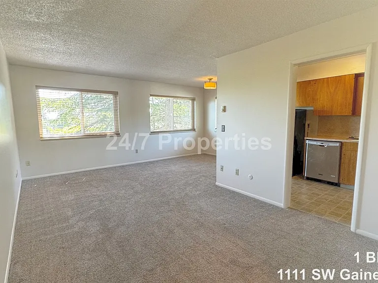 1111 SW Gaines St #6 — Photo 3