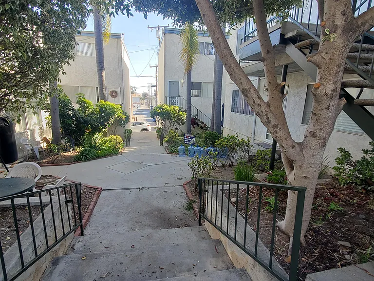 814 E Grand Ave #5 — Photo 17