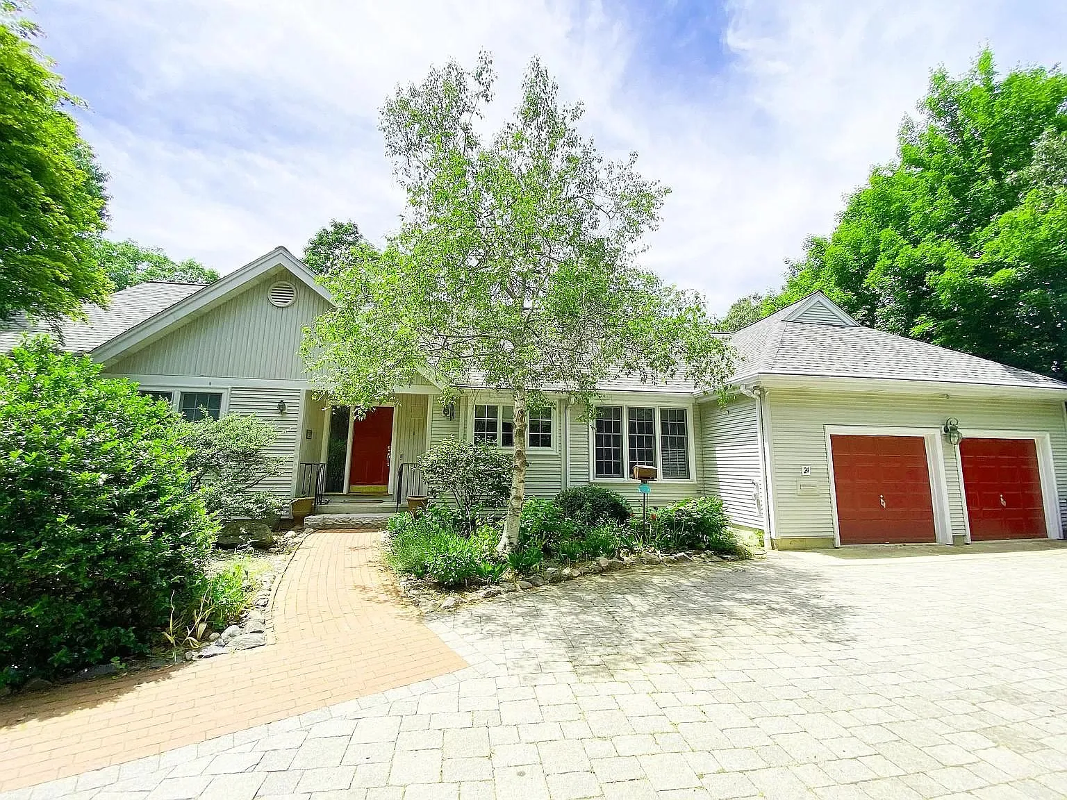 5 bed, 3700 sqft, $6,900 — Photo 2