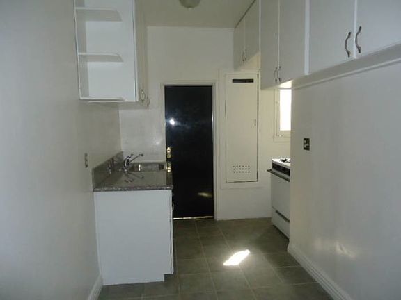 4th image of 226 Columbia Pl