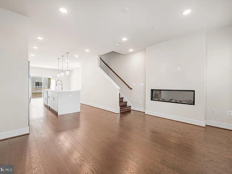 115 Dickenson Dr — Photo 8
