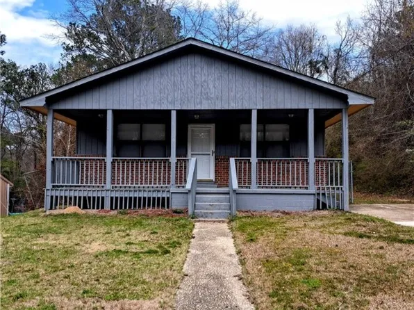 818 Highland Hill Dr, Tuskegee, AL 36083