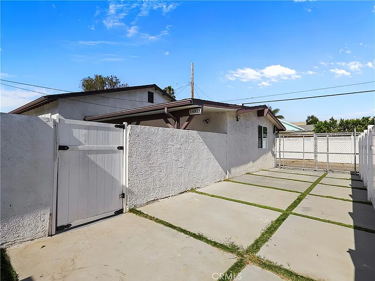 15803 Chatsworth St — Photo 6