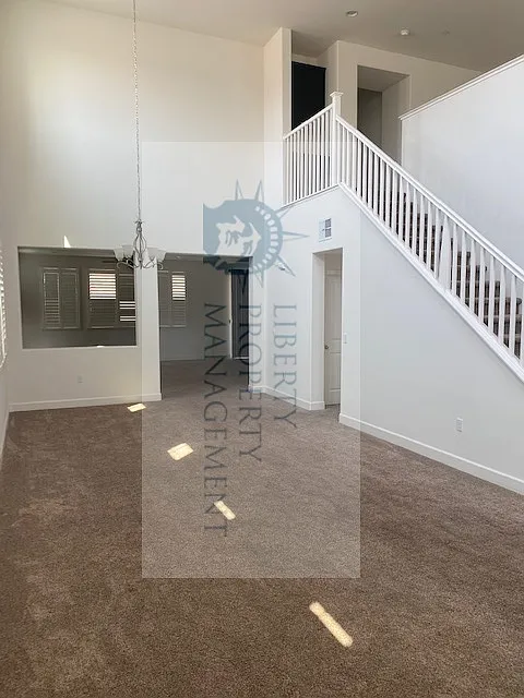 5 bed, 3.5 bath, 3386 sqft, $3,495 — Photo 2