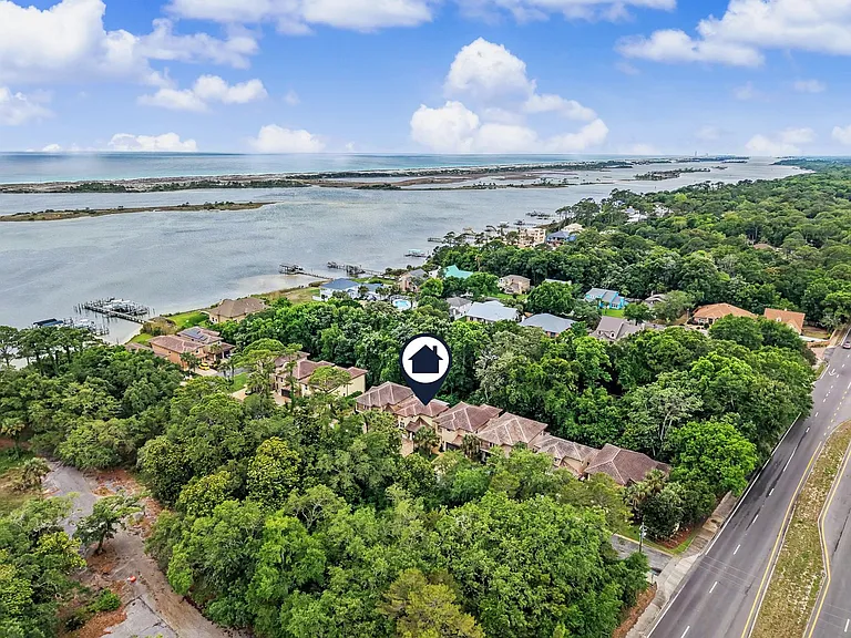 490 Soundview Ct — Photo 3