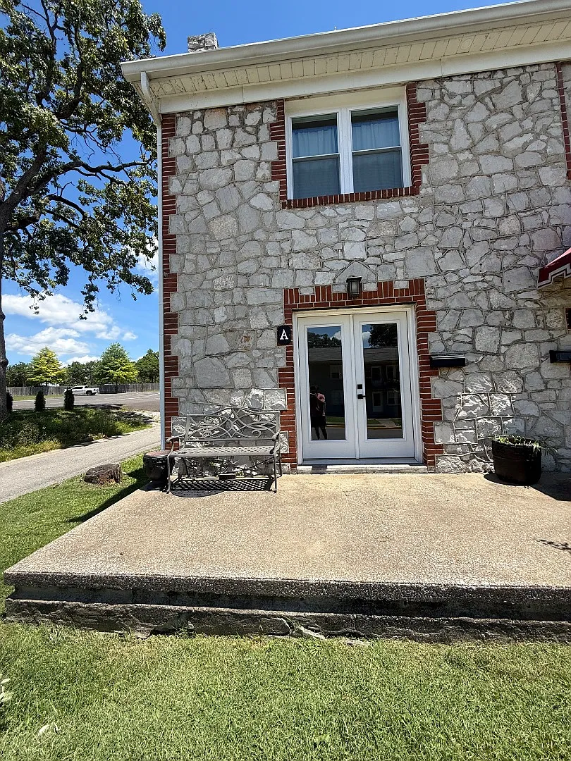 610 Cabell Dr - A — Photo 2
