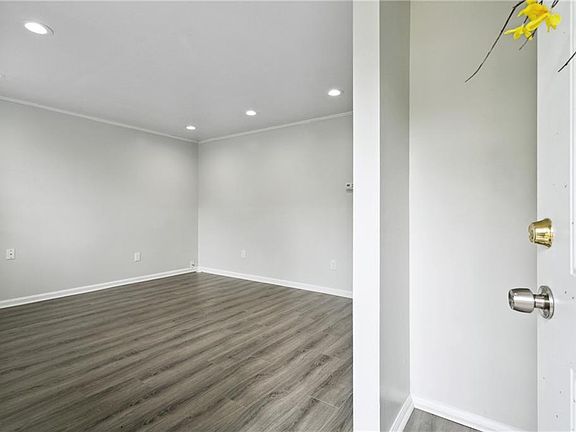 5th image of 805 Paul St