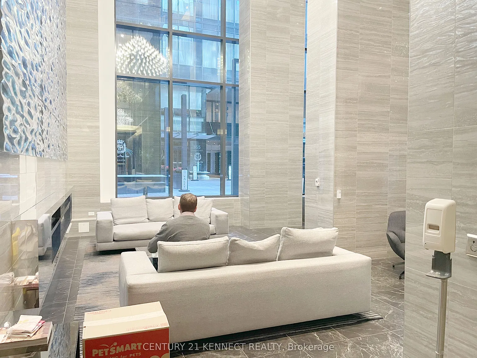 King Blue Condominiums — Photo 2