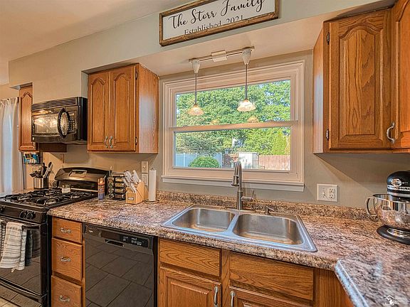 5th image of 322 Armitage Dr