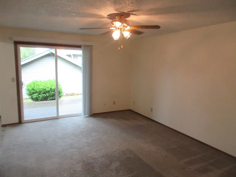 One Bedroom Apartment Close to Downtown — Photo 14