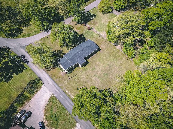 3rd image of 255 Hillhurst Dr