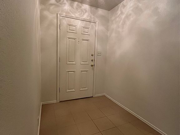 4th image of 909 Greenbend Dr