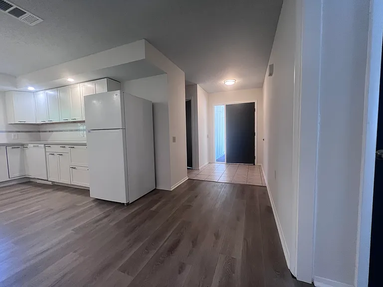 2563 Temple St — Photo 6