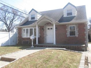 74 Exeter St, Williston Park, NY 11596