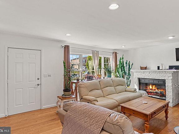 5th image of 369 Hivner Rd