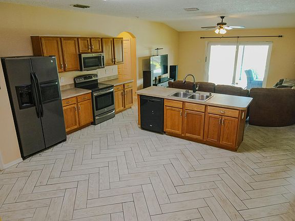 4th image of 531 NW Goldcoast Avenue