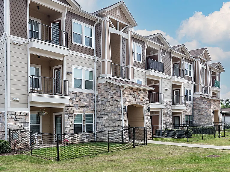 POINTE AT GREENVILLE APARTMENTS — Photo 35